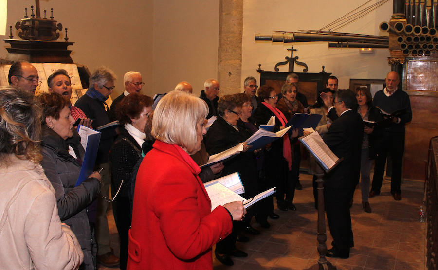 La ministra de agricultura, Isabel García Tejerina, visita la iglesia de Santa María en Fuentes de Nava fotos
