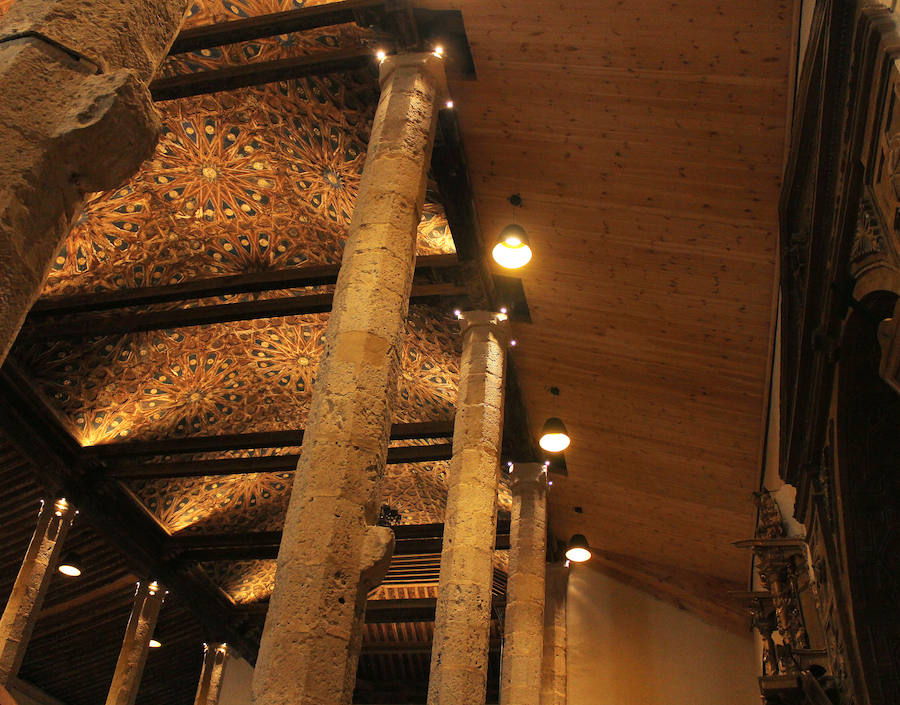 La ministra de agricultura, Isabel García Tejerina, visita la iglesia de Santa María en Fuentes de Nava fotos