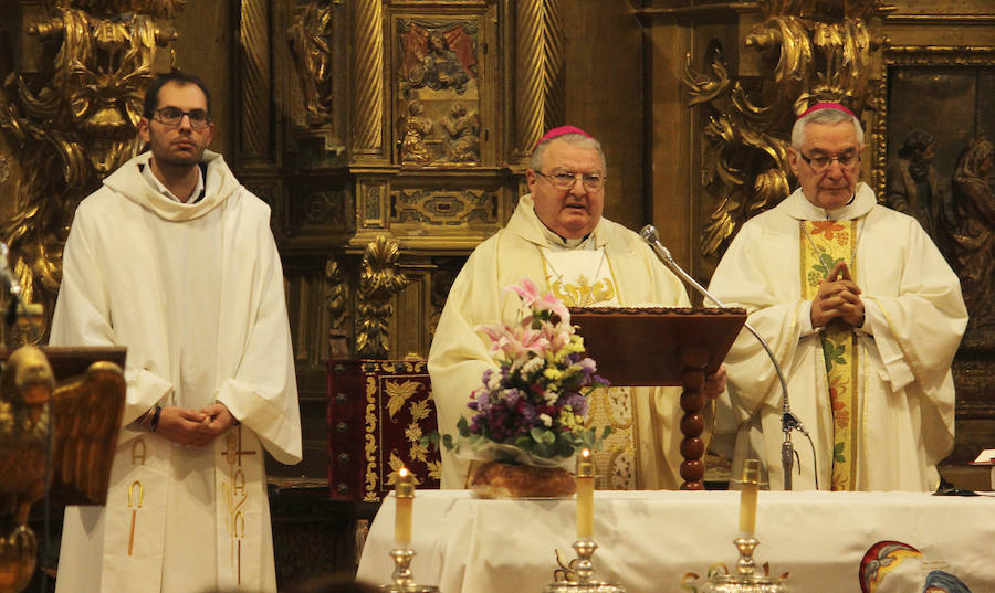 La ministra de agricultura, Isabel García Tejerina, visita la iglesia de Santa María en Fuentes de Nava fotos