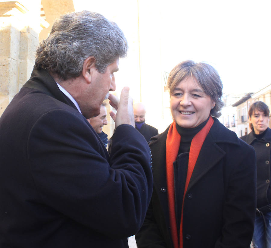 La ministra de agricultura, Isabel García Tejerina, visita la iglesia de Santa María en Fuentes de Nava fotos