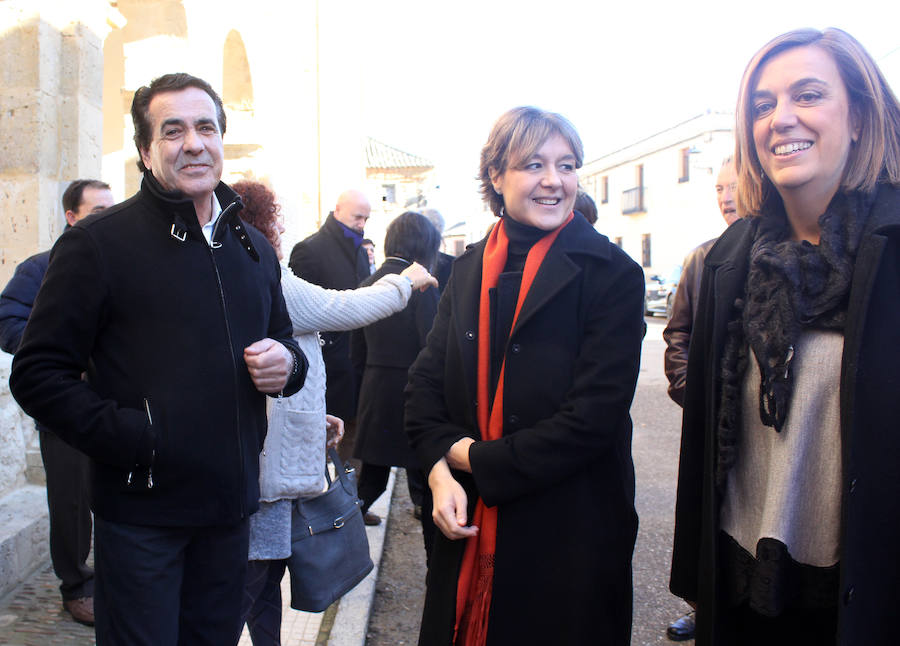 La ministra de agricultura, Isabel García Tejerina, visita la iglesia de Santa María en Fuentes de Nava fotos