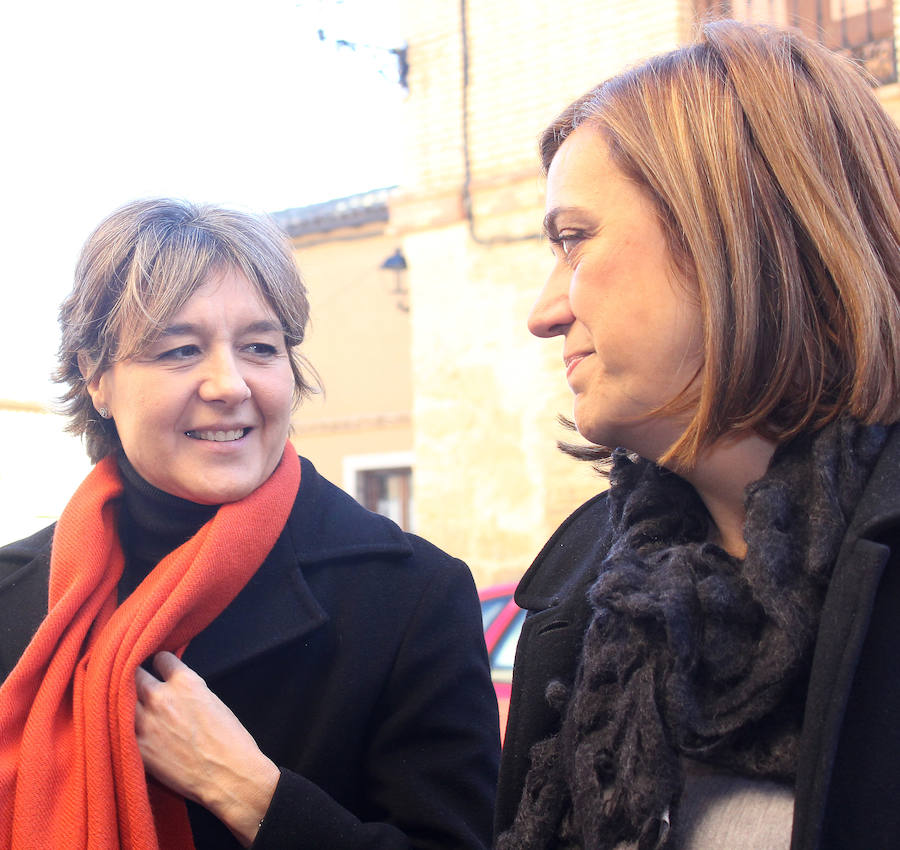 La ministra de agricultura, Isabel García Tejerina, visita la iglesia de Santa María en Fuentes de Nava fotos