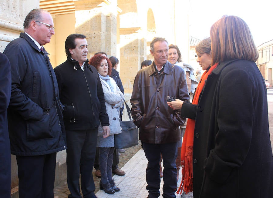 La ministra de agricultura, Isabel García Tejerina, visita la iglesia de Santa María en Fuentes de Nava fotos