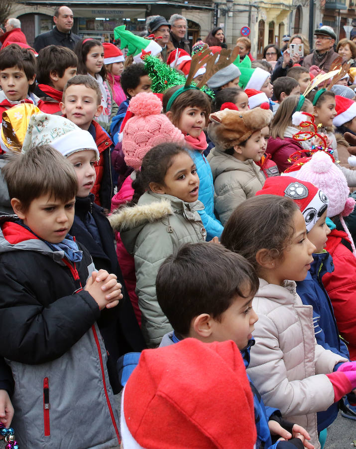 Los alumnos del CEIP Domingo de Soto felicitan la Navidad en la Plaza Mayor