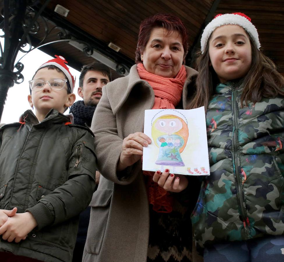 Los alumnos del CEIP Domingo de Soto felicitan la Navidad en la Plaza Mayor