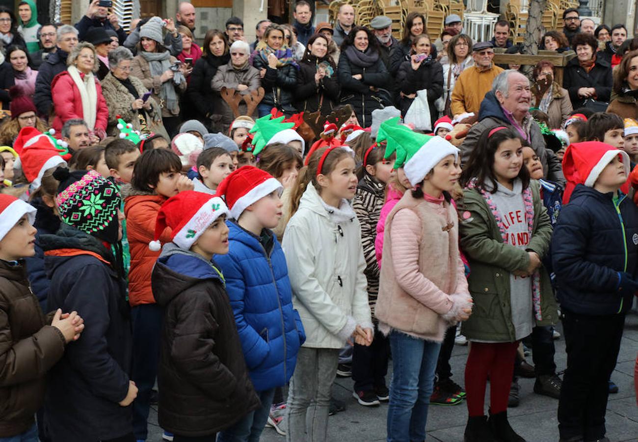 Los alumnos del CEIP Domingo de Soto felicitan la Navidad en la Plaza Mayor