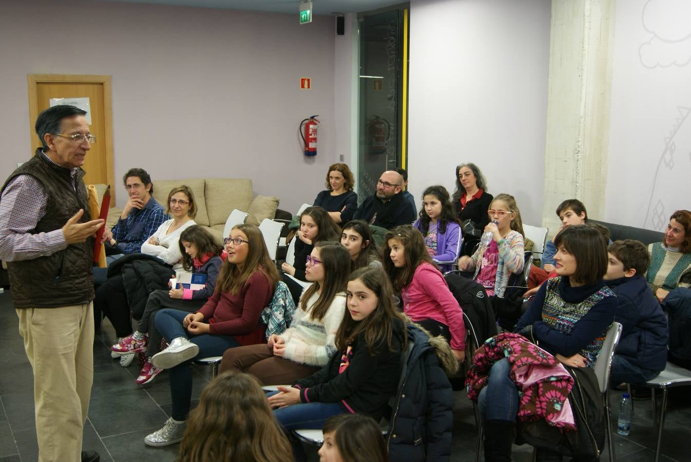 El escritor Ramón García juega al Quijote con los niños de Arroyo