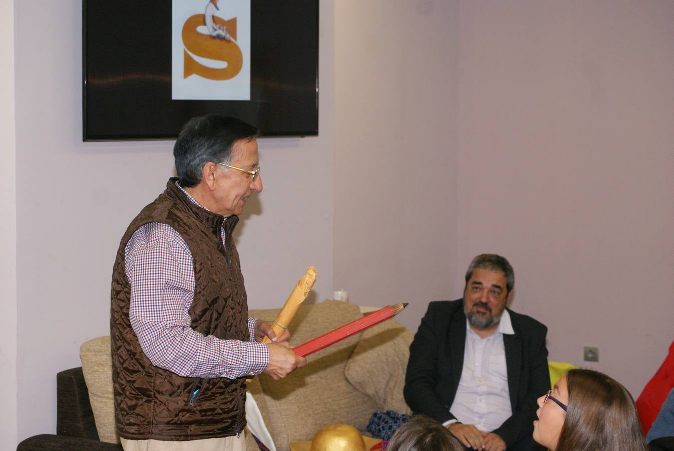 El escritor Ramón García juega al Quijote con los niños de Arroyo