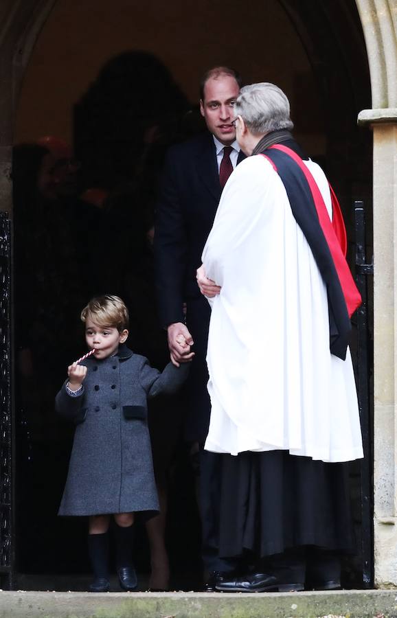 Los jóvenes príncipes Jorge y Carlota de Cambridge protagonizan la misa de Navidad