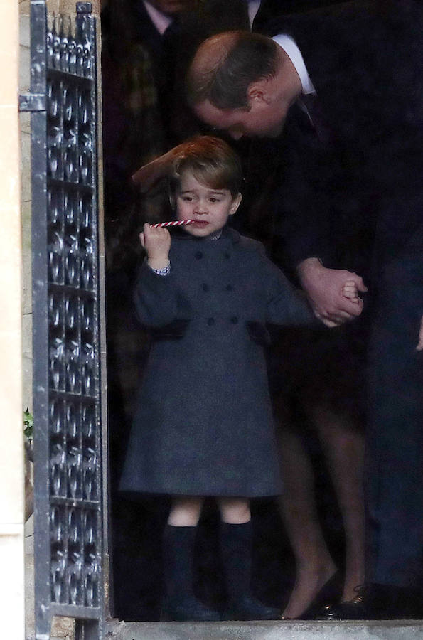 Los jóvenes príncipes Jorge y Carlota de Cambridge protagonizan la misa de Navidad