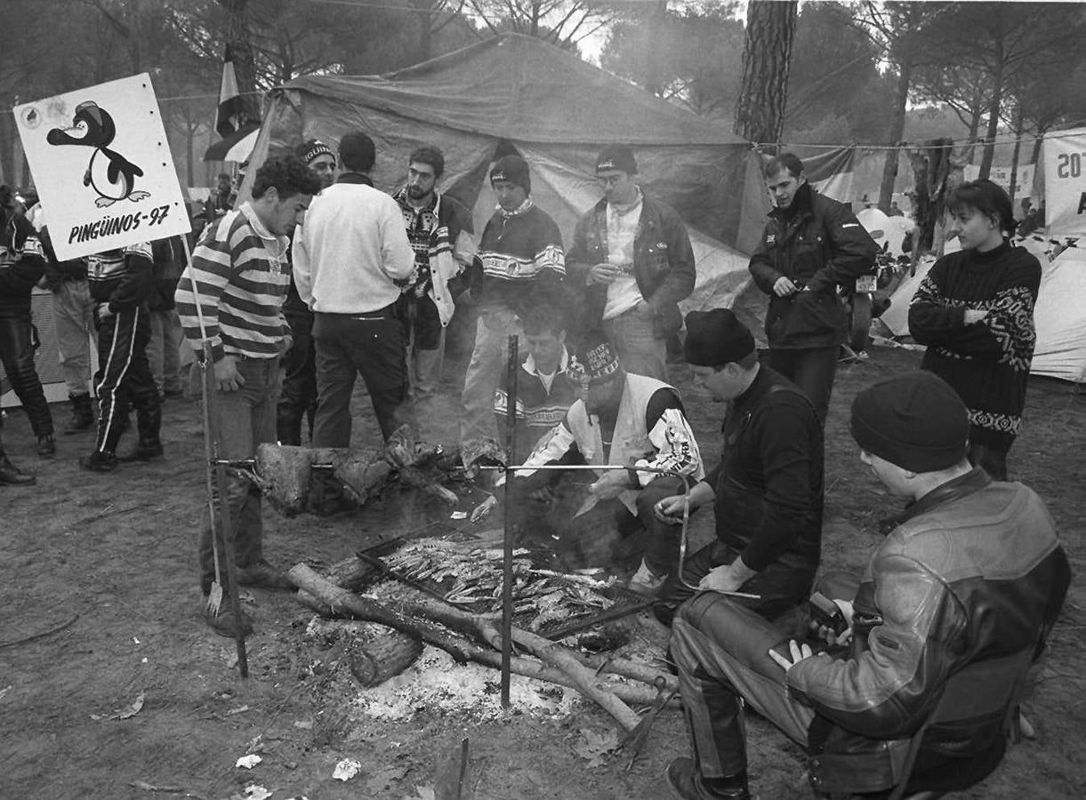 1997. Moteros preparan la comida alrededor de la hoguera en el pinar de Tordesillas.