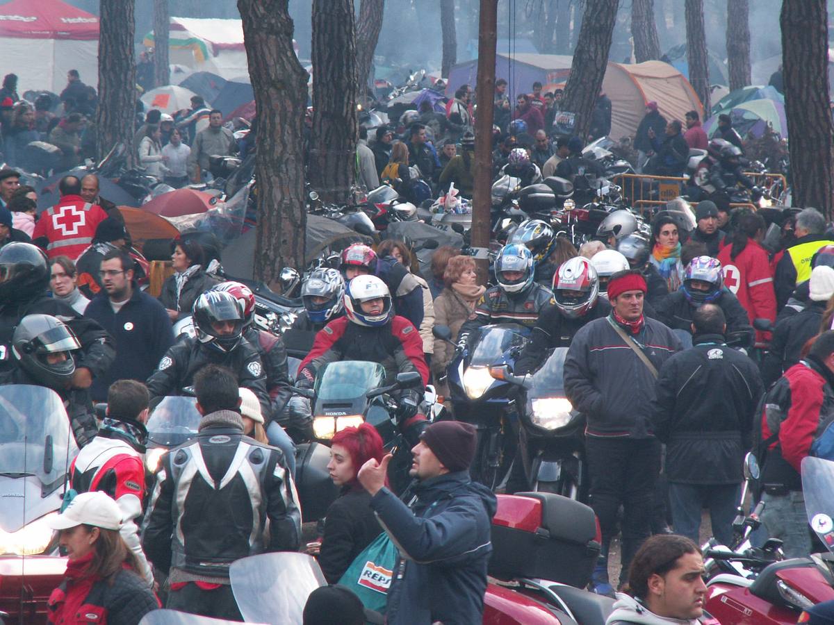 2006. Cientos de moteros abarrotan la campa del Pinarón de Boecillo durante la concentración motera.