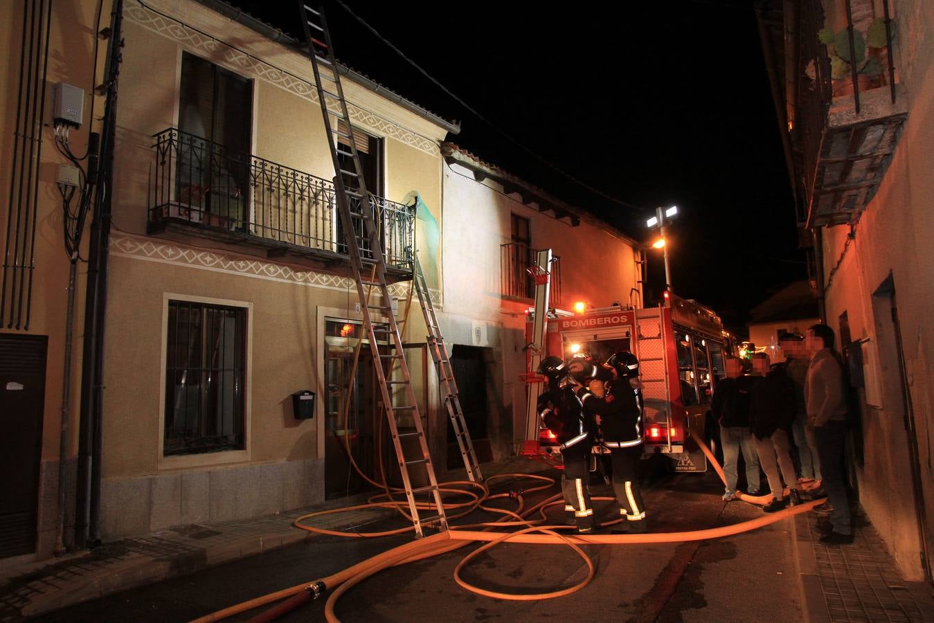 El fuego asola una casa en Zamarramala