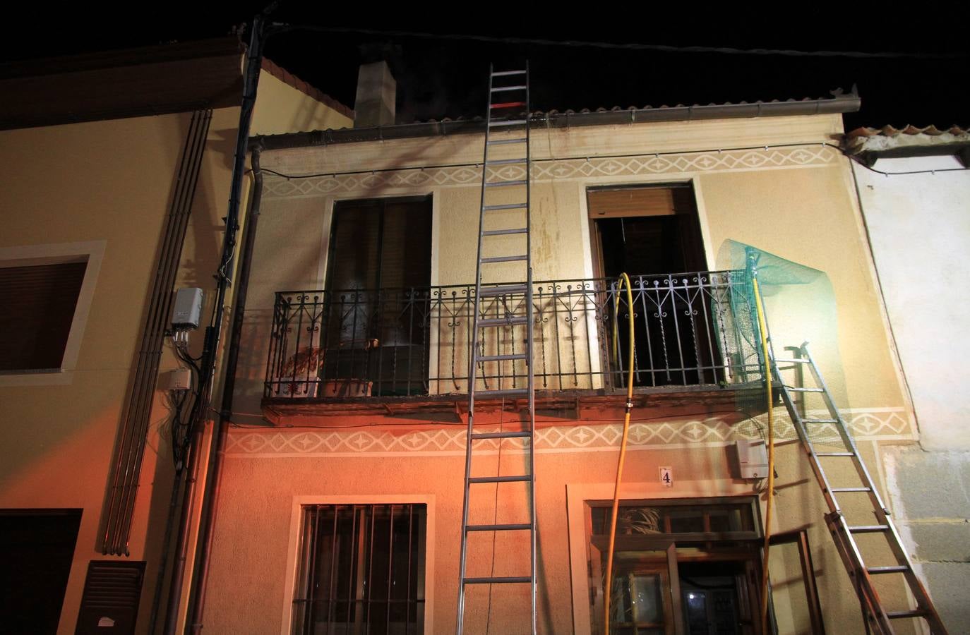 El fuego asola una casa en Zamarramala