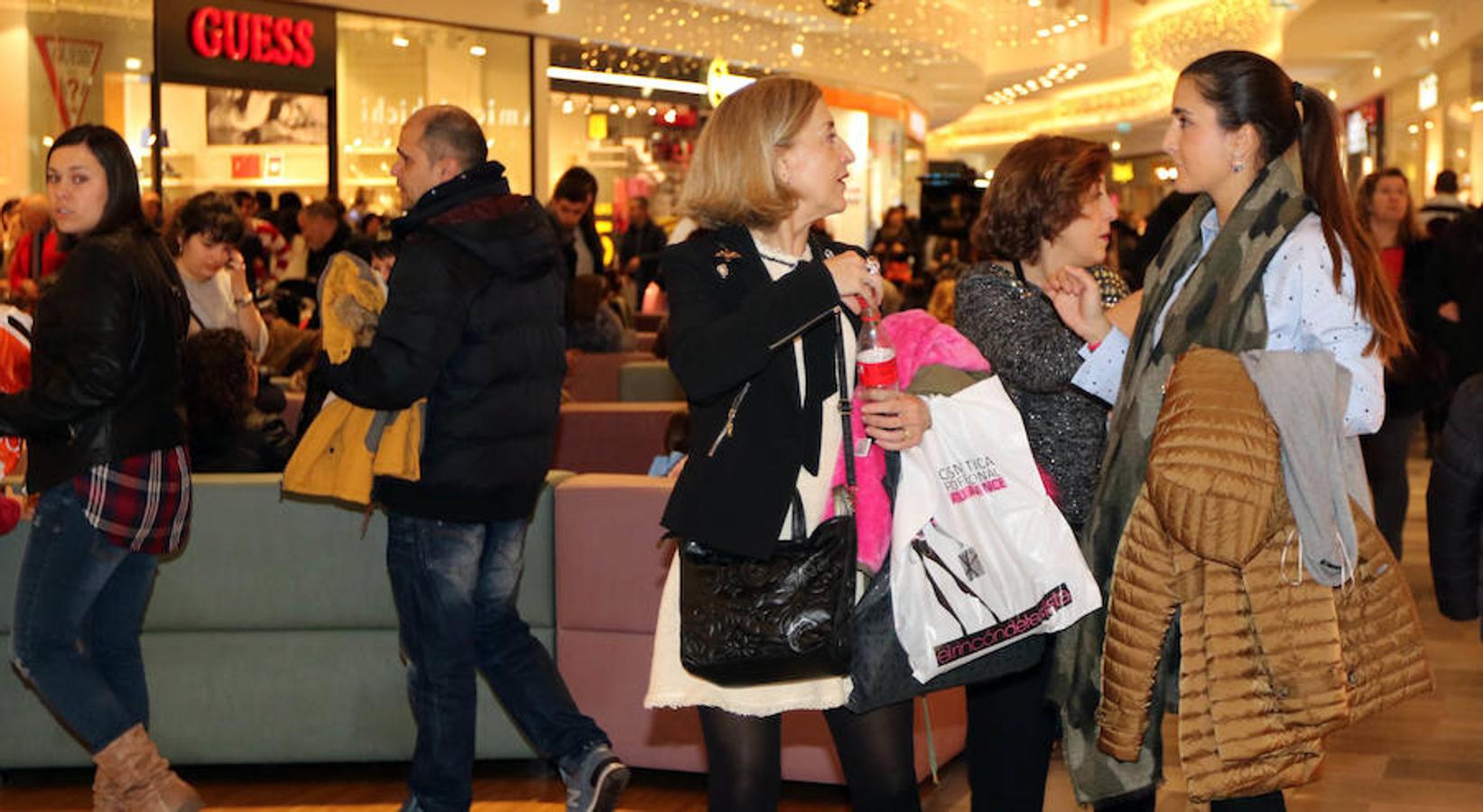 Primer día de rebajas de invierno en Valladolid