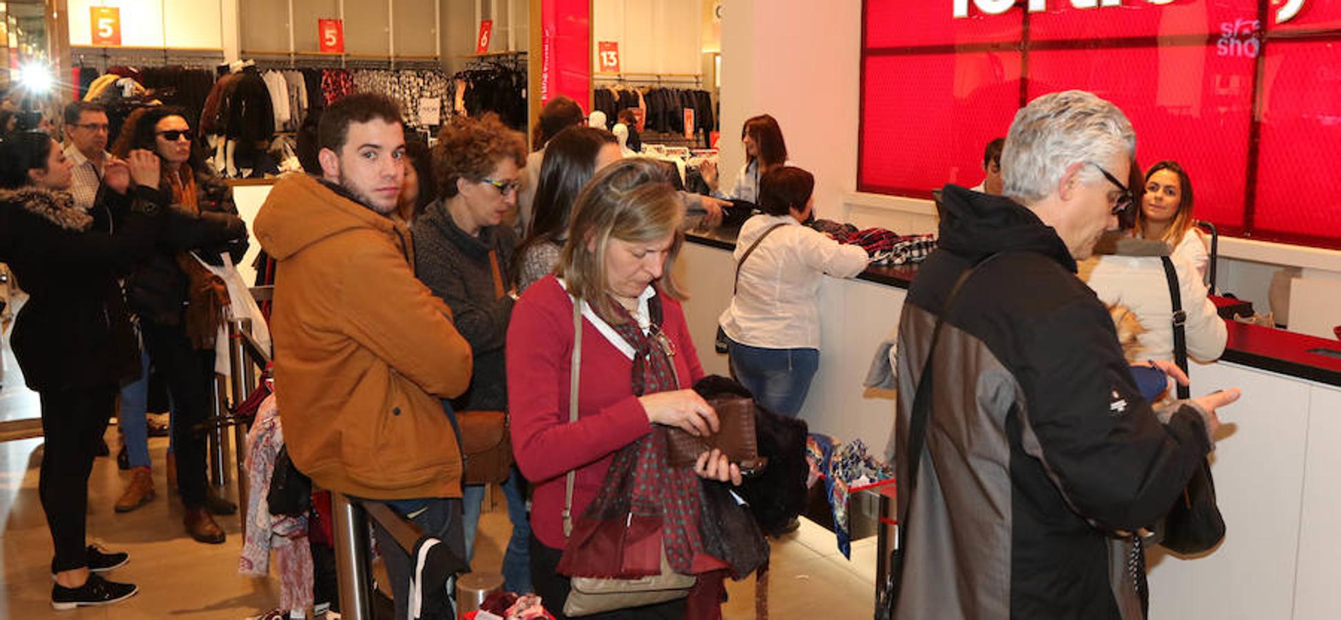 Primer día de rebajas de invierno en Valladolid