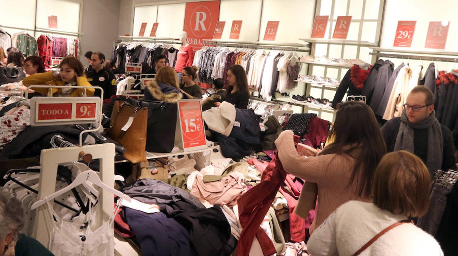 Primer día de rebajas de invierno en Valladolid