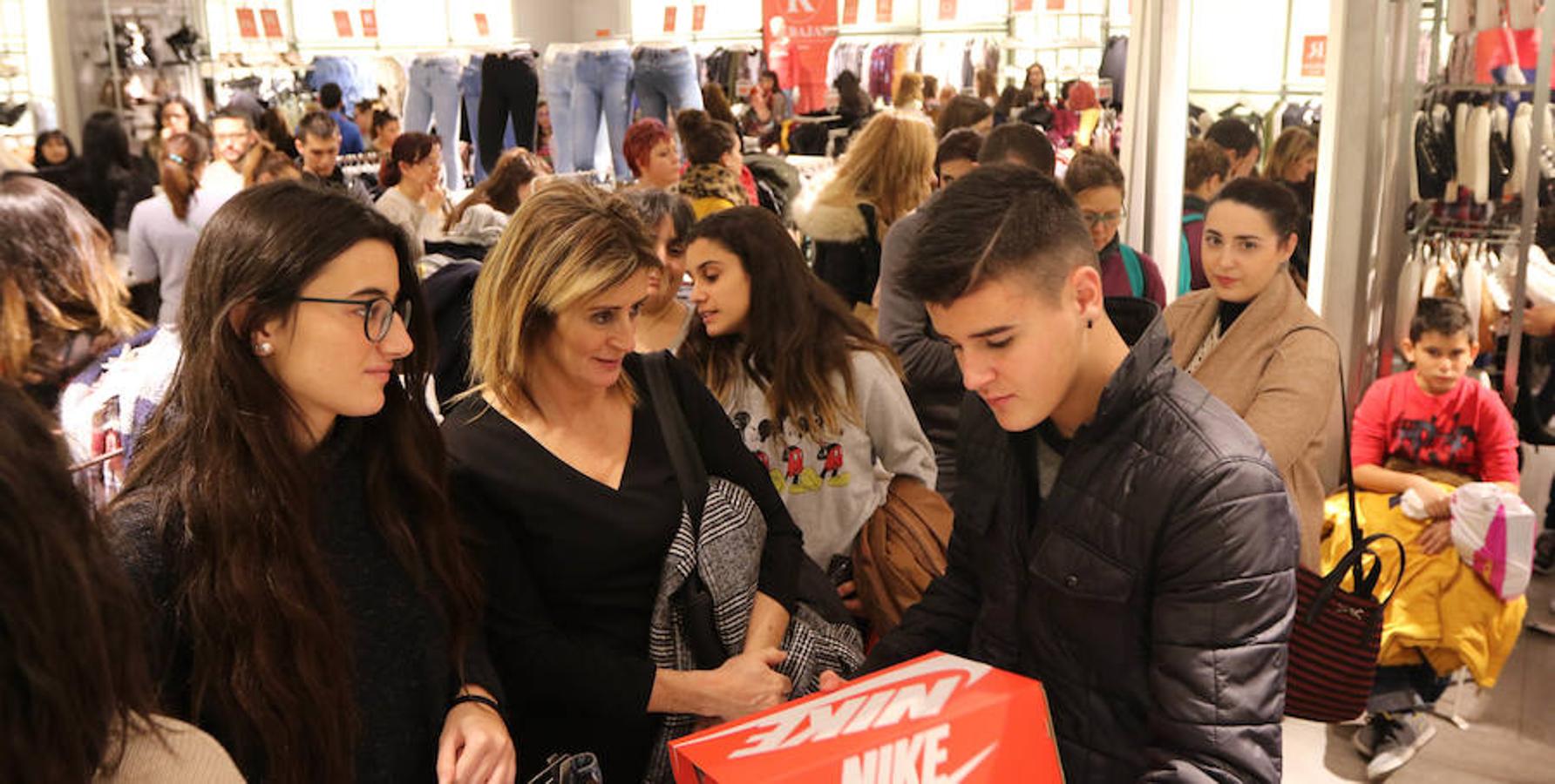 Primer día de rebajas de invierno en Valladolid