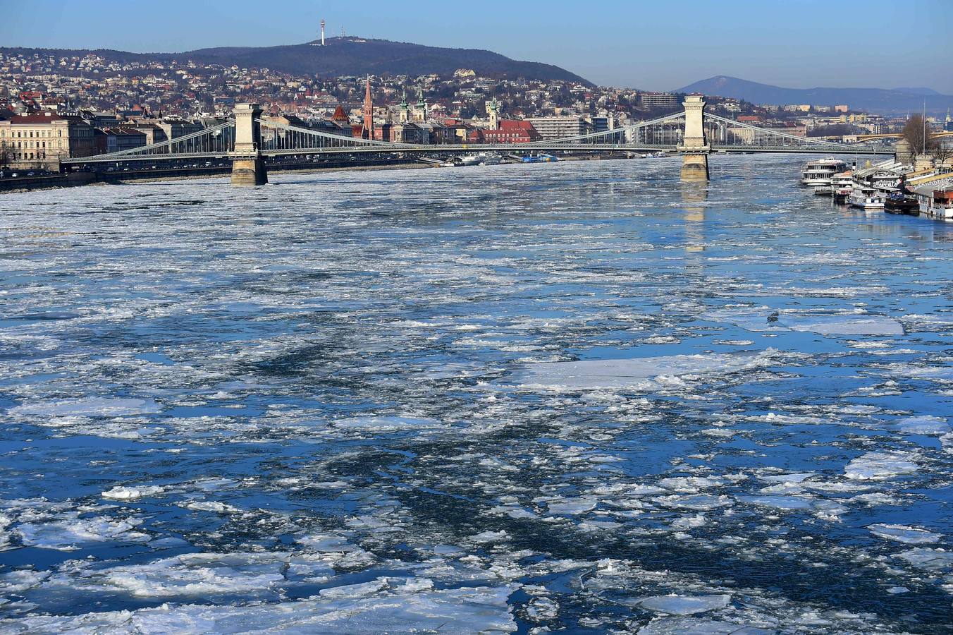 El hielo flota sobre el río Danubio en Budapest (Hungría).