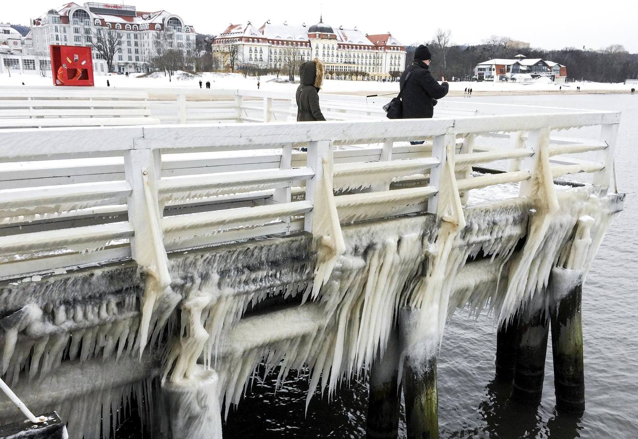 Los carámbanos cubren la barandilla del muelle de Kolobrzeg, al noroeste de Polonia.