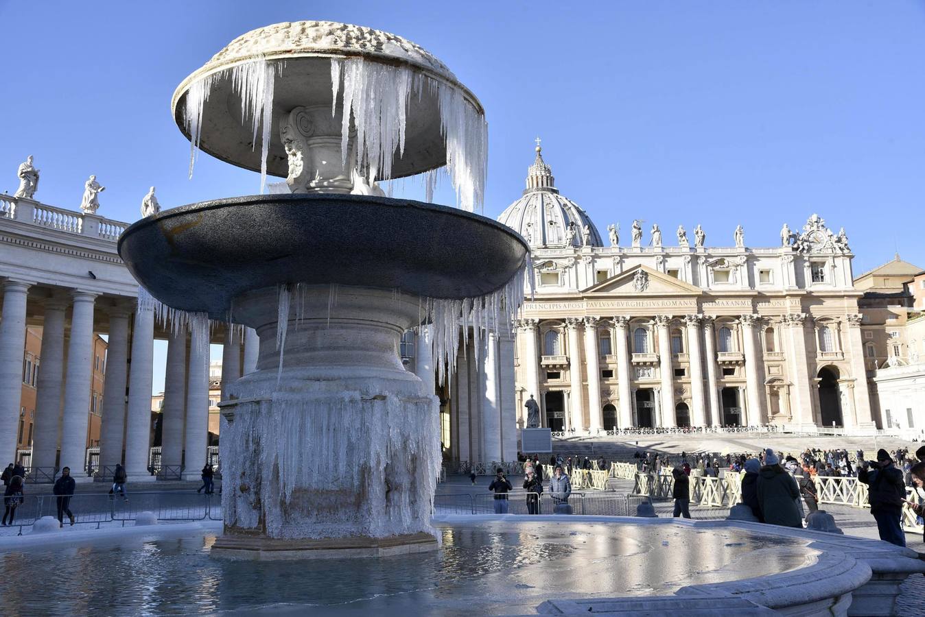 Carámbanos de hielo cuelgan de una fuente congelada en la plaza de San Pedro del Vaticano.