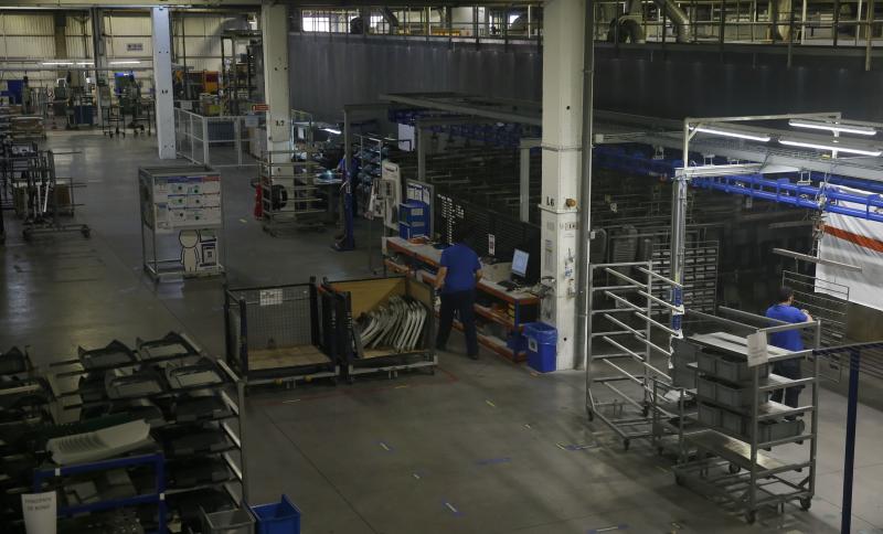 El consejero de Fomento y Medio Ambiente, Juan Carlos Súarez-Quiñones, visita la fábrica de Philips en Valladolid