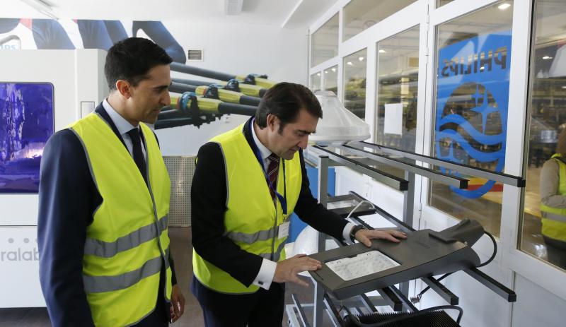 El consejero de Fomento y Medio Ambiente, Juan Carlos Súarez-Quiñones, visita la fábrica de Philips en Valladolid