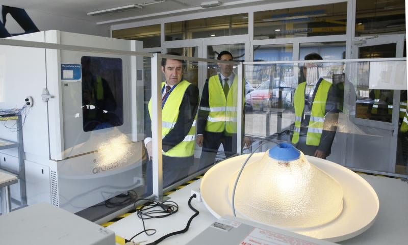 El consejero de Fomento y Medio Ambiente, Juan Carlos Súarez-Quiñones, visita la fábrica de Philips en Valladolid