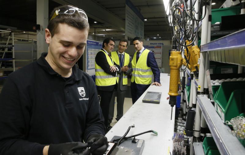 El consejero de Fomento y Medio Ambiente, Juan Carlos Súarez-Quiñones, visita la fábrica de Philips en Valladolid