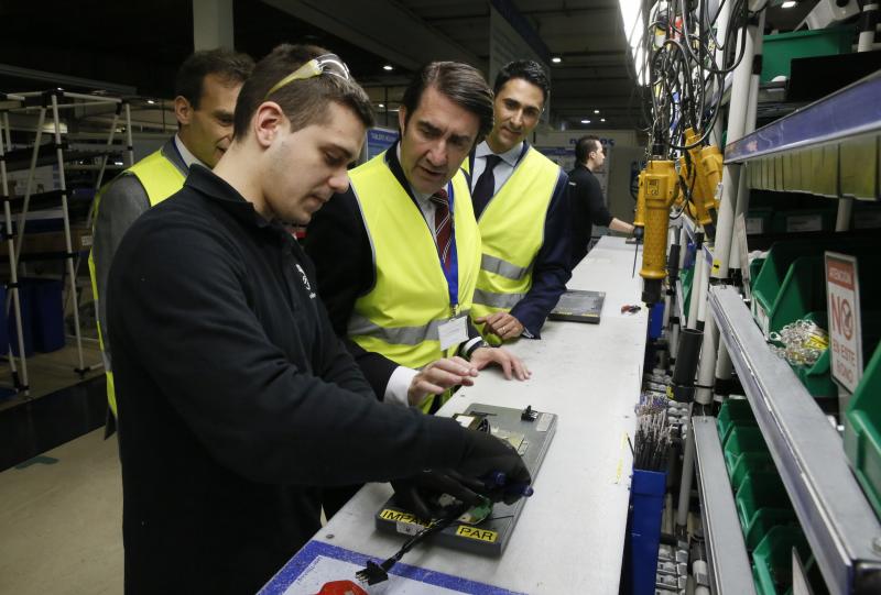 El consejero de Fomento y Medio Ambiente, Juan Carlos Súarez-Quiñones, visita la fábrica de Philips en Valladolid