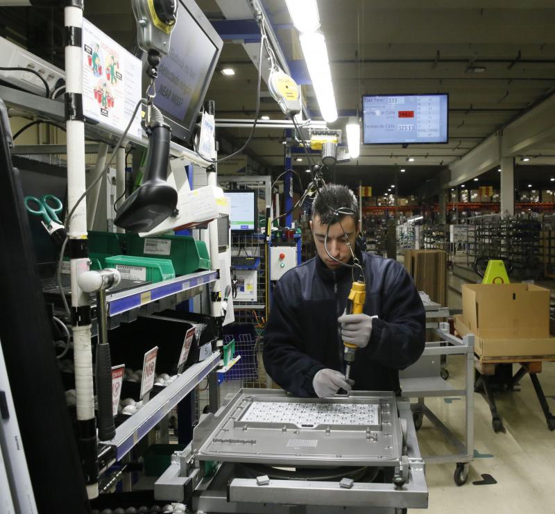 El consejero de Fomento y Medio Ambiente, Juan Carlos Súarez-Quiñones, visita la fábrica de Philips en Valladolid