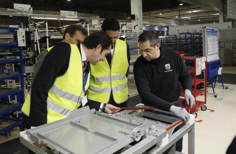 El consejero de Fomento y Medio Ambiente, Juan Carlos Súarez-Quiñones, visita la fábrica de Philips en Valladolid