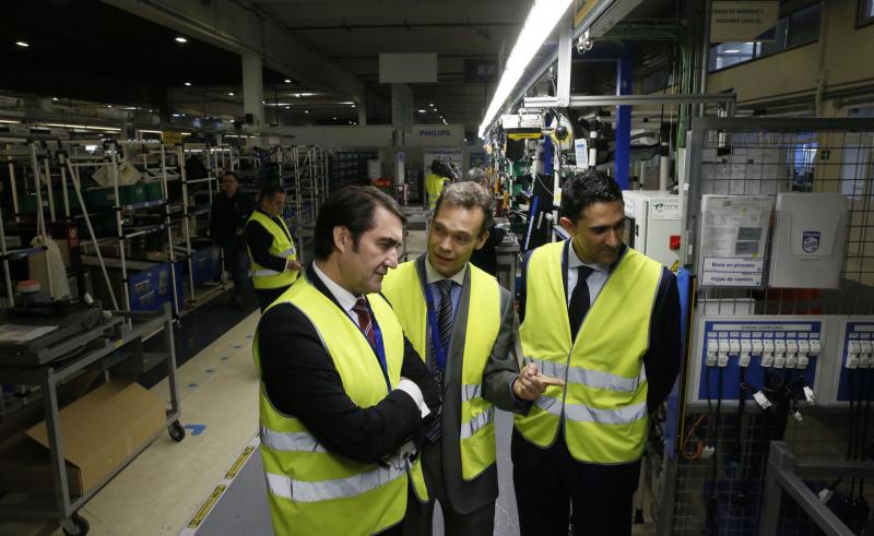 El consejero de Fomento y Medio Ambiente, Juan Carlos Súarez-Quiñones, visita la fábrica de Philips en Valladolid