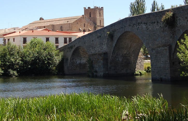 El Barco de Ávila. No se sabe bien la época en la que se construyó el primer puente alzado en este lugar por los romanos, pero la construcción actual es medieval, del siglo XII. Tenía para su defensa una torre en el centro. Dicha torre fue destruida, así como cortado el ojo central, por las tropas francesas en su retirada. Tiene 140m de largo y seis de ancho y está formado por siete arcos desiguales, dos de ellos apuntados, y los otros cinco semicirculares.