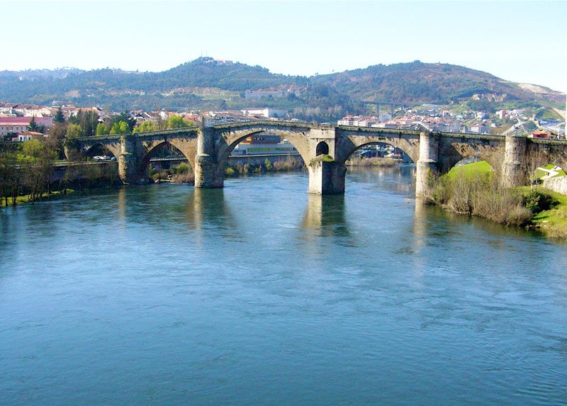 Orense. También conocido como Ponte Vella o Puente Mayor, sobre el río Miño. Fue construido en siglo I d. C. Se conservan 7 arcos de los 11 primitivos. Hoy en día y tras su peatonalización en 1989, es uno de los tres símbolos principales de la ciudad.