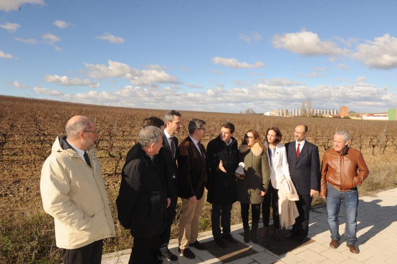 Albert Rivera visita las obras del nuevo almacén logístico y embotelladora de Cuatro Rayas
