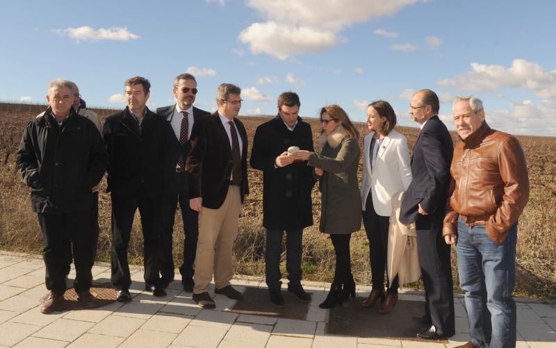 Albert Rivera visita las obras del nuevo almacén logístico y embotelladora de Cuatro Rayas