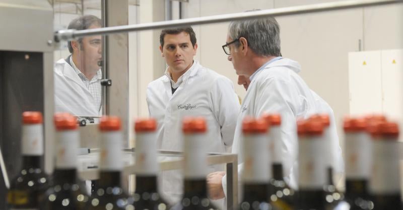 Albert Rivera visita las obras del nuevo almacén logístico y embotelladora de Cuatro Rayas