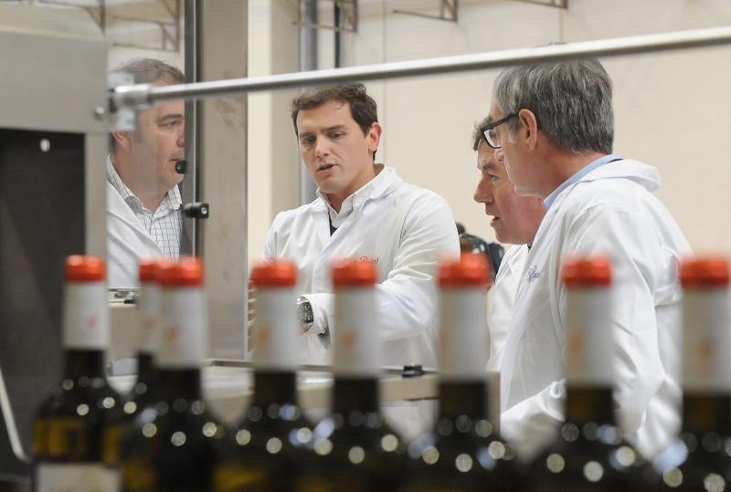 Albert Rivera visita las obras del nuevo almacén logístico y embotelladora de Cuatro Rayas