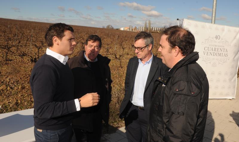 Albert Rivera visita las obras del nuevo almacén logístico y embotelladora de Cuatro Rayas