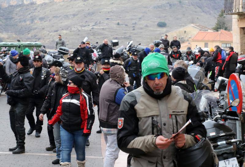 Los moteros de La Leyenda Continúa inundan con sus motos Sepúlveda (Segovia)