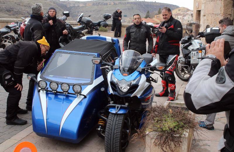 Los moteros de La Leyenda Continúa inundan con sus motos Sepúlveda (Segovia)