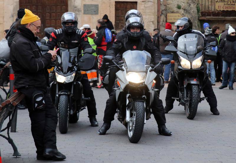 Los moteros de La Leyenda Continúa inundan con sus motos Sepúlveda (Segovia)