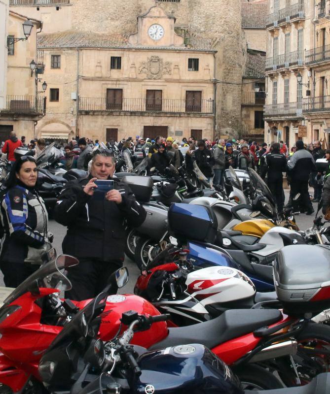 Los moteros de La Leyenda Continúa inundan con sus motos Sepúlveda (Segovia)