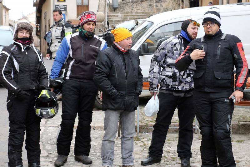 Los moteros de La Leyenda Continúa inundan con sus motos Sepúlveda (Segovia)