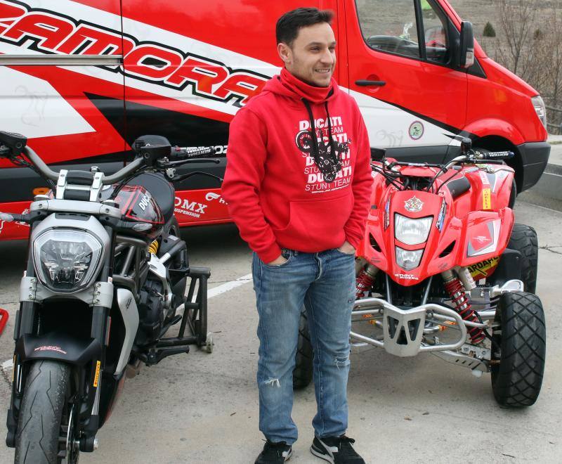 Los moteros de La Leyenda Continúa inundan con sus motos Sepúlveda (Segovia)