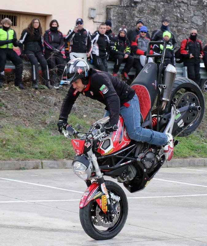Los moteros de La Leyenda Continúa inundan con sus motos Sepúlveda (Segovia)