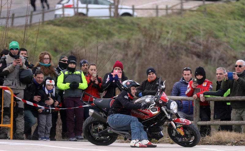 Los moteros de La Leyenda Continúa inundan con sus motos Sepúlveda (Segovia)