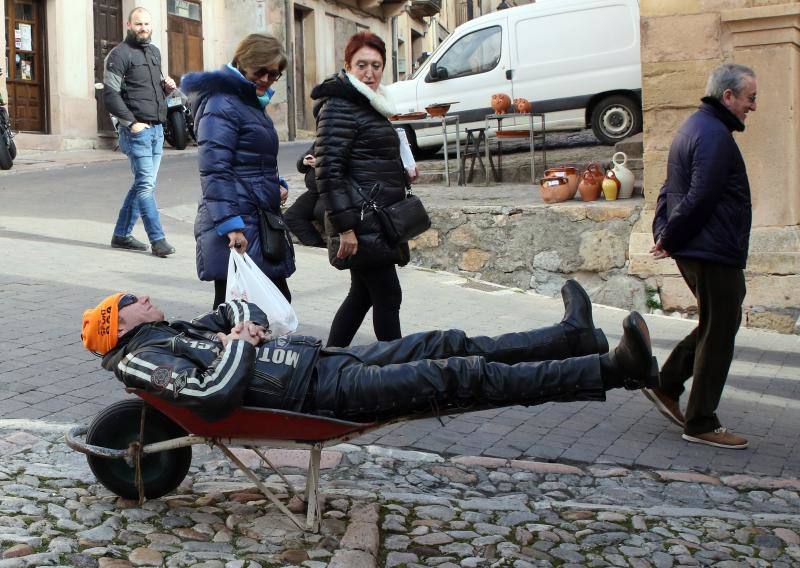 Los moteros de La Leyenda Continúa inundan con sus motos Sepúlveda (Segovia)