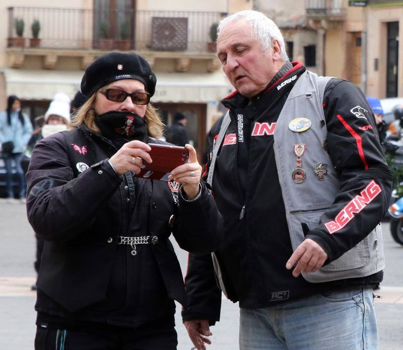 Los moteros de La Leyenda Continúa inundan con sus motos Sepúlveda (Segovia)